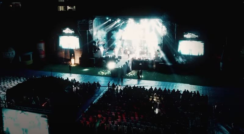 Escenario con pantallas LED e iluminación durante un concierto