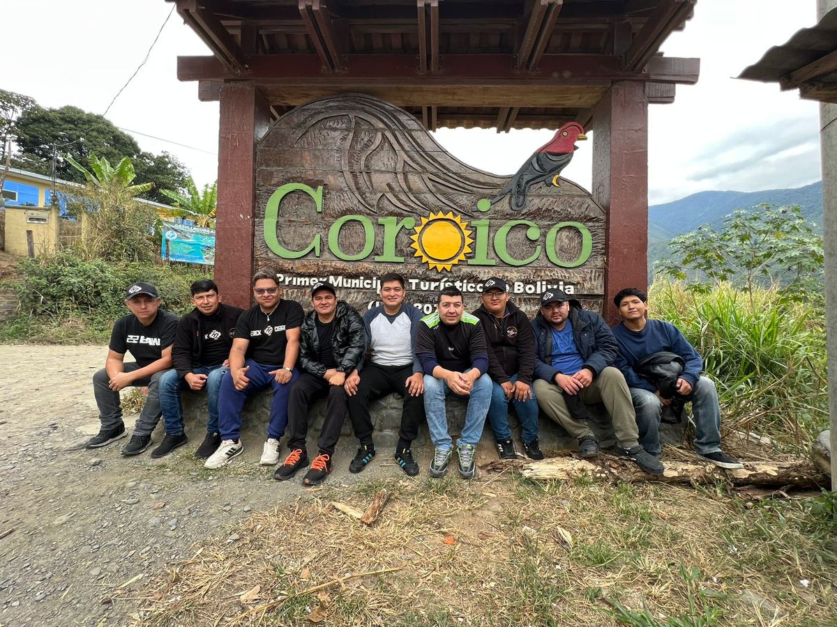 Foto grupal con el equipo técnico y la banda en Coroico